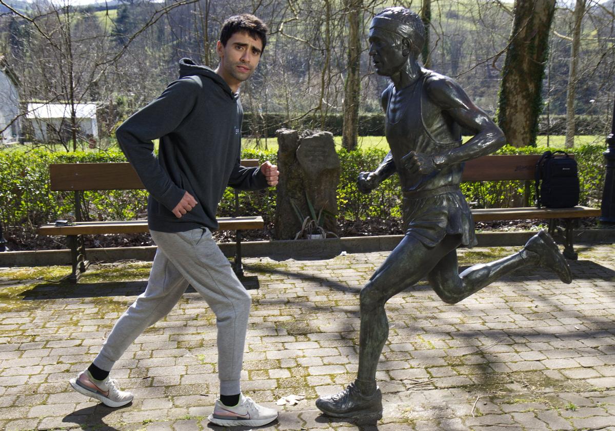 Joseba Díaz junto a la estatua en homenaje a Diego García.