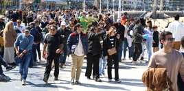 Turistas caminan por el paseo de La Cocha en Donostia, la pasada Semana Santa.