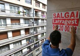 Un agente inmobiliario pone a la venta un piso en Gipuzkoa.