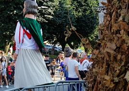 Gigantes y cabezudos de la comparsa Lebiton durante la víspera de San Juan.