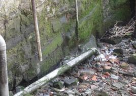 Las tuberías de aguas residuales que desembocan en la bahía sin tratamiento alguno.