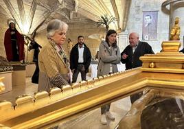 Inauguración de la muestra, con la presencia de la concejal de Cultura, Nuria Alzaga, y el párroco Fernando Jiménez.