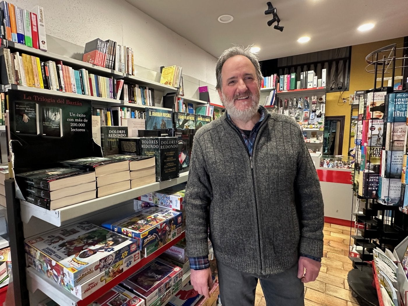 Juan Luis Pérez Francesena, al frente de la librería Nafarpress de Elizondo.