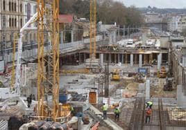 La construcción del futuro vestíbulo soterrado de la estación avanza entre Tabakalera y el Paseo de Francia.