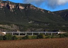 Viaducto en obras del tramo de la autovía A-21 pendiente de abrir al tráfico entre Tiermas y Sigüés, cerca de la muga con Navarra