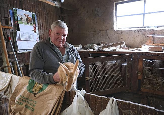 Julián estaba dando de comer a sus conejos y gallinas cuando irrumpieron en su casa.