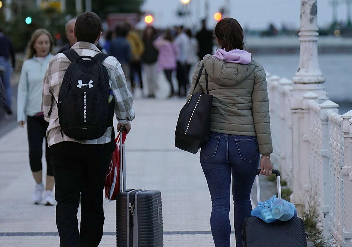 Turistas ajenos a esta información pasean por San Sebastián.