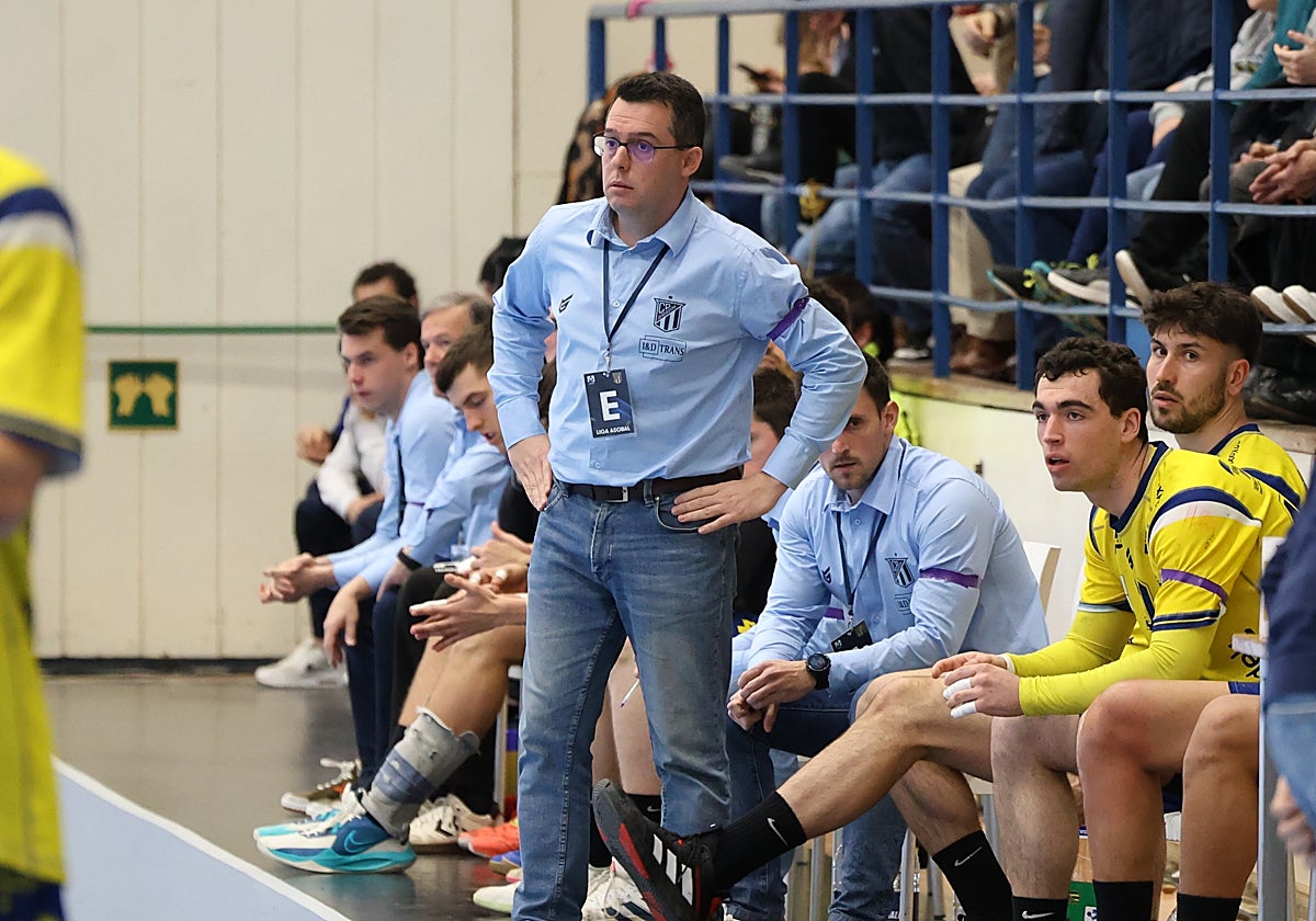 Jacobo Cuétara, siguiendo un partido de Artaleku desde la banda.