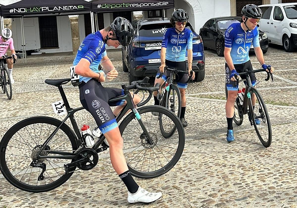 Tres corredores del Eulen Nuuk en la Vuelta a Extremadura.