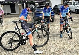 Tres corredores del Eulen Nuuk en la Vuelta a Extremadura.