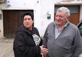 Julián Gurrutxaga junto a una representante de STOP desahucios frente a su caserío.