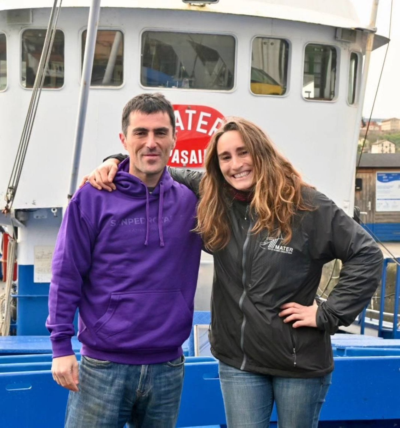 El presidente del Club de Remo Sanpedrotarra, Xabier Isasa, y la directora del Barco Museo Ecoactivo 'Mater', Izaskun Suberbiola.