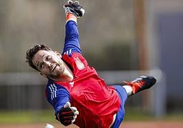 Álex Remiro realiza una parada durante un entrenamiento en Las Rozas