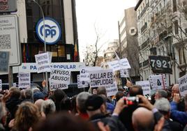 La concentración ante la sede del PP en la calle Génova para pedir la dimisión de Ayuso.