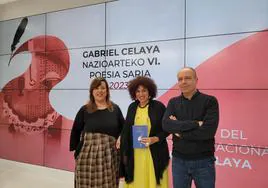 La ganadora del premio Gabriel Celaya de poesía con Goizane Álvarez y Patxi Presa.