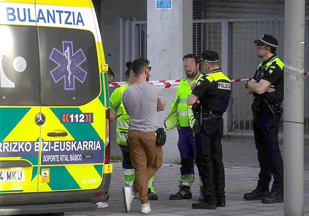 Integrantes de los servicios de emergencia junto al lugar de los hechos.