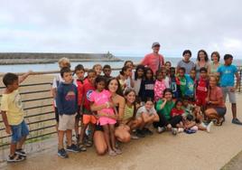 Niñas y niños saharauis durante su visita a Zumaia.