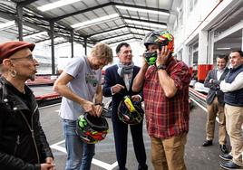 Fito, Iantzi, Andrés Vilariño y Korta, con el casco puesto, ayer en la inauguración del karting de Irun.