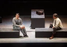 Carmelo Gómez y Miguel Hermoso en el escenario con la obra 'La guerra de nuestros antepasados'.