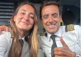 Lucía Pombo e Iñaki Tolosa posan sonrientes en la cabina de avión