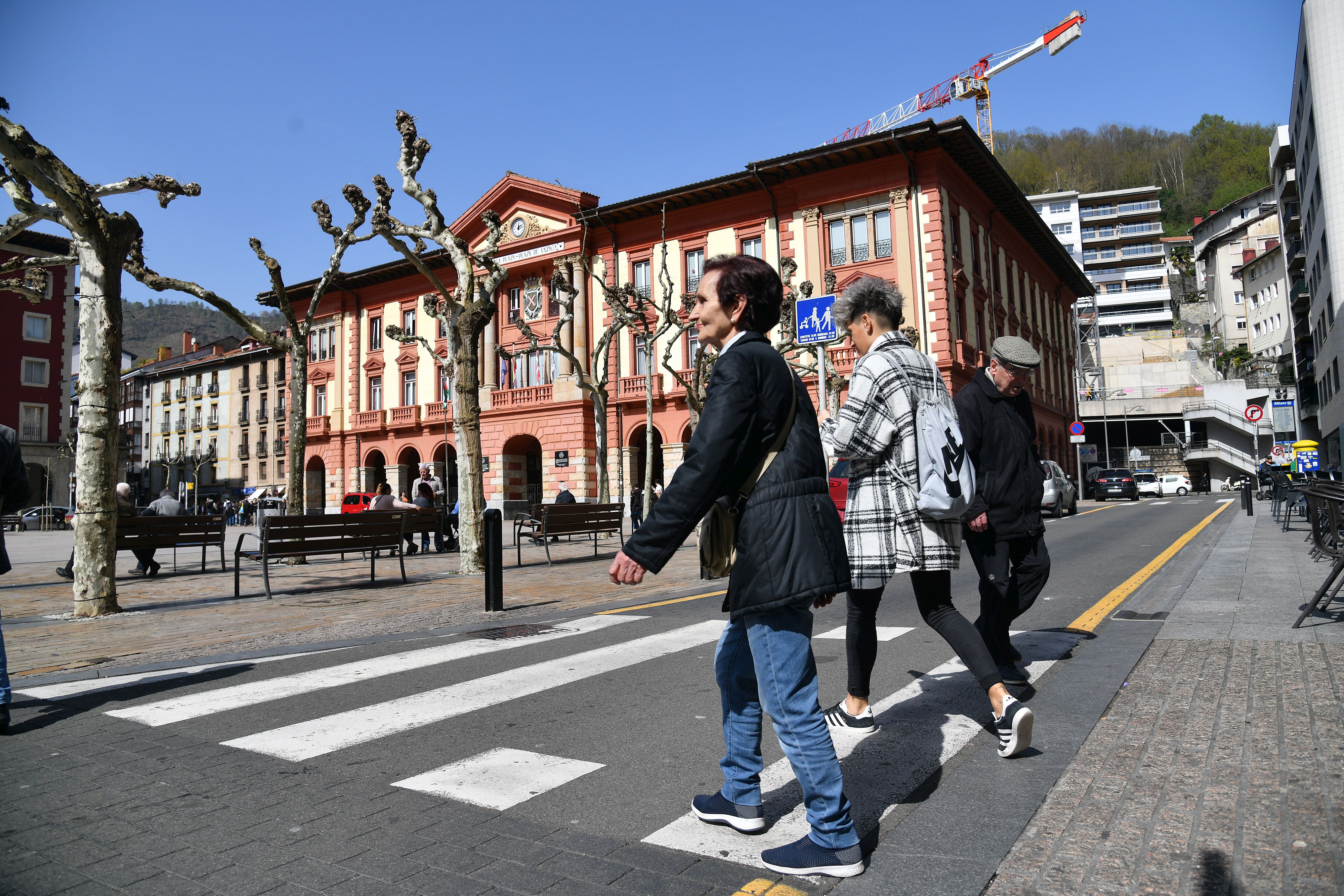 El sol ha sido protagonista en la plaza Unzaga de Eibar.