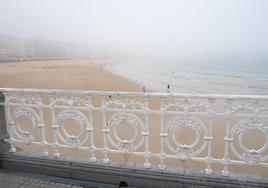 La niebla en la playa de La Concha esta mañana.