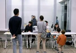Una mesa electoral en Donostia rodeada por diferentes generaciones, alguna todavía sin derecho a voto.
