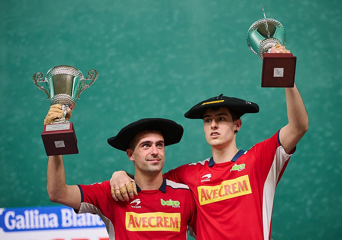 Agirre e Iztueta celebran las txapelas ayer en el Labrit de Pamplona.