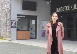 La teniente de alcaldesa Garazi Urdampilleta, a las puertas de Landetxe Kultur Aretoa.