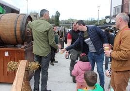 Los asistentes han podido degustar sidra de distintas sagardotegis en plena plaza del barrio de Ergobia.