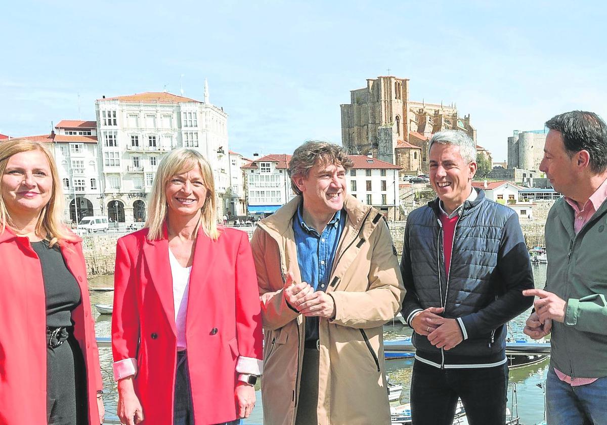 Andueza visitó el domingo Castro Urdiales, acompañado por Mikel Torres y otros dirigentes socialistas.