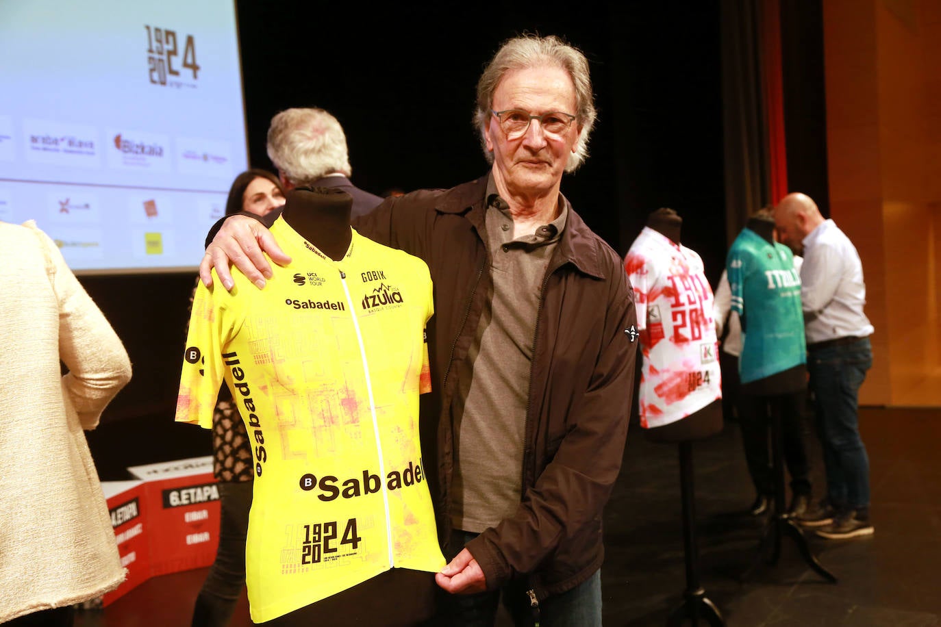 Miguel Mari Lasa, con el maillot amarillo de la Itzulia.