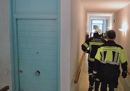 omberos y policías municipales acudieron este domingo al edificio de apartamentos tutelados