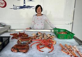 Maddi Errasti, al frente de la tienda Itxaski en Gabarrari Kalea, 3, Amute-Kosta, en Hondarribia.