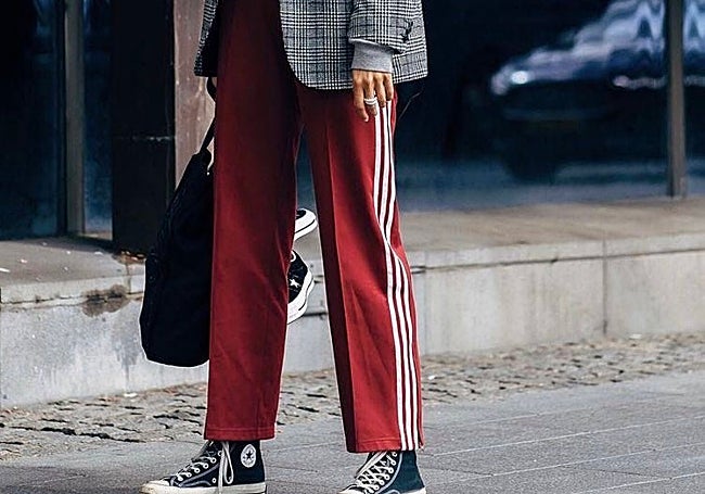 'Blazer + tracksuit look' con un pantalón Adidas 'Firebird'