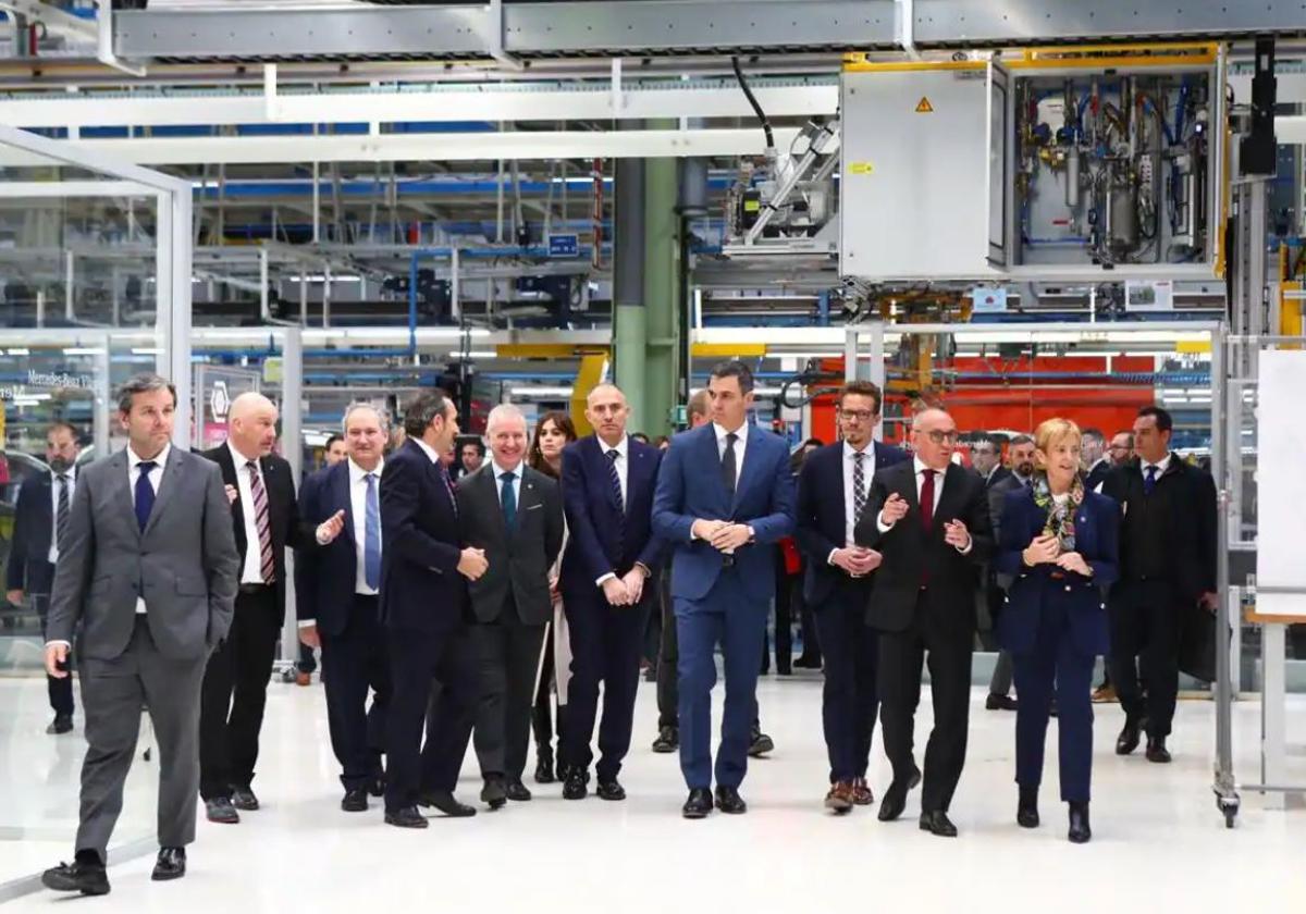 Pedro Sánchez, durante su visita a las instalaciones de Mercedes-Benz en Vitoria.