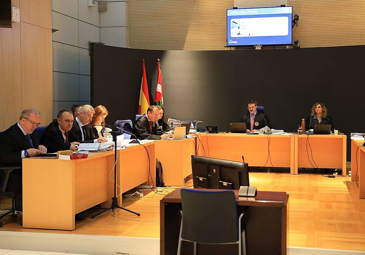 Vista de las partes y el tribunal durante el primer juicio por la muerte del joven donostiarra.