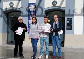 Aizpea Goenaga, Nuria Alzaga, Sergio Javier y Juanjo Jiménez, ayer, en la entrada principal del Museo Oiasso.