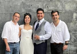 José Luis Ruiz y Felipe Dávila junto a una pareja de recién casados a la que retrataron el día de su boda.