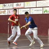 Igoa observa la carrera de Murua hacia la pelota.