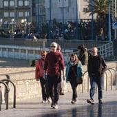 Un grupo de personas paseo por San Sebastián.