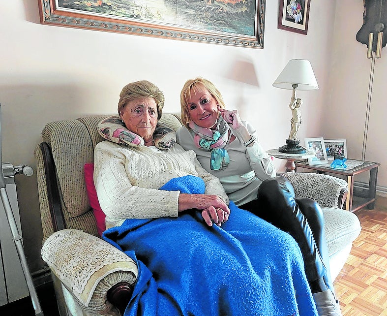 Su hija Maite le ayuda a pasear por la calle y a hacer recados.