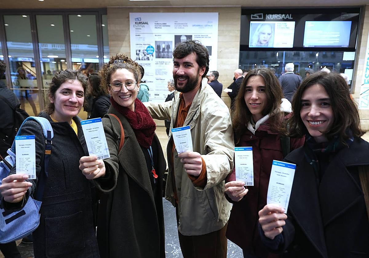 Al salir del trabajo. Diana Soukarie de Francia, Natalia Chamorro de Barcelona, el italiano Giuseppe De Salvo y las hermanas gemelas Kristina y Karina Ashurbekova, de Rusia, son doctorandos en el CIC NanoGUNE de Donostia.