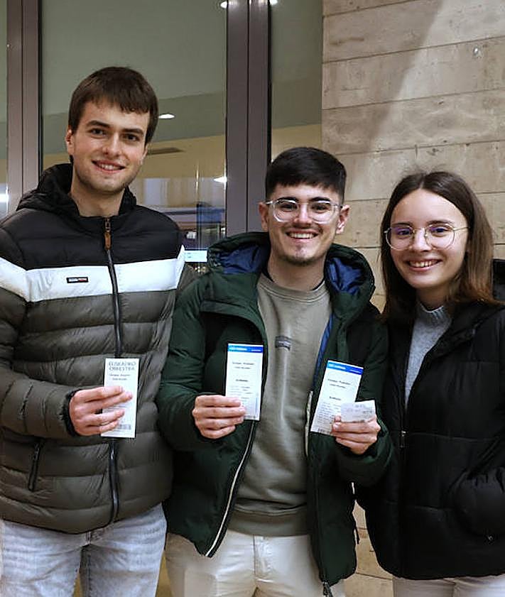 Imagen secundaria 2 - Juan Luis García, de Ciudad Real y Ramón Beltrán, de Petrer (Alicante), son percusionistas y Maitane Arretxe, de Irun, estudia acordeón con Miren Iñarga (1). El pianista Telmo Carvajal, la gasteiztarra Lucía Corres que estudia Pegagogía musical y la alumna de canto lírico Pilar Sánchez (2). Aitor Bartolomé, Pablo Mira y Nerea Roch (3).