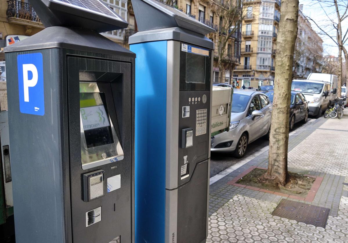 Máquinas de la OTA ubicada en una zona de estacionamiento regulado del centro de San Sebastián