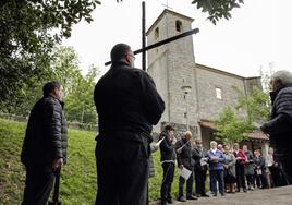 Imagen del desarrollo del Vía Crucis en el exterior de la parroquia en un año anterior.