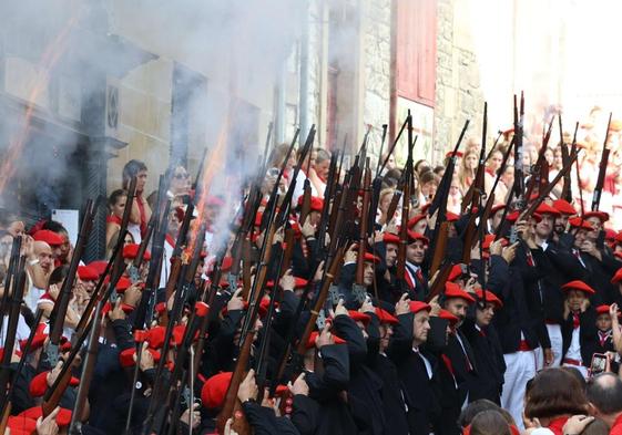 Una compañía del Alarde de Hondarribia realiza una descarga en la Calle Mayor.