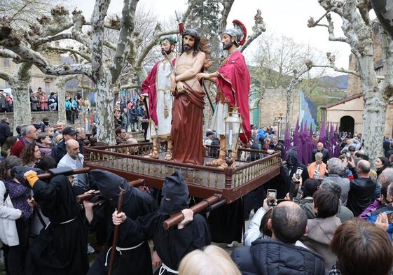 Una gran multitud escoltó la salida de las figuras desde la iglesia de Santa María de la Asunción.