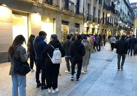 Las colas para probar la tarta de La Viña, síntoma de un San Sebastián repleto en Semana Santa