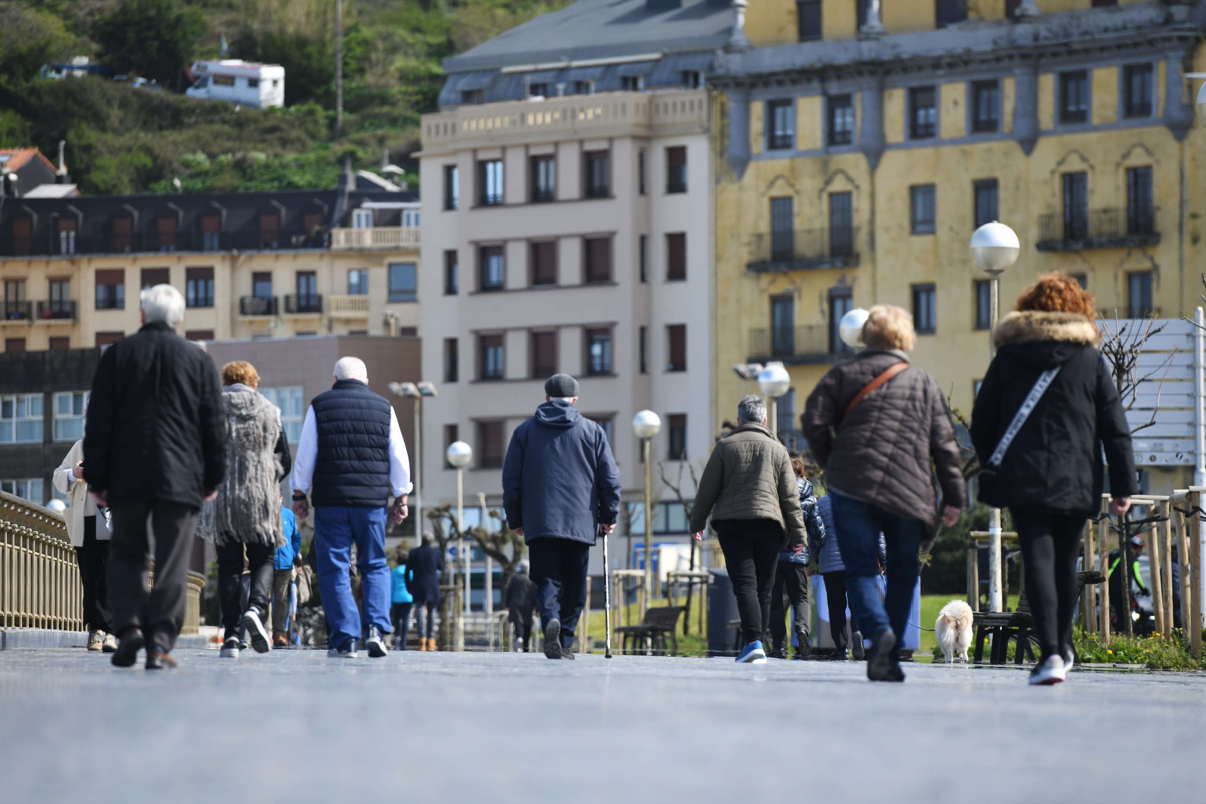 Un grupo de personas mayores camina hacia la zona de Sagüés, en Donostia